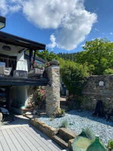 a backyard with a stone wall and a patio at Sotto il fico in Agnino