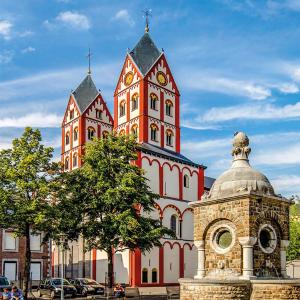 un edificio rojo y blanco con una torre de reloj en Le Liégeois - proche centre - Maison de maître, en Lieja