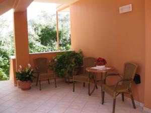 A seating area at Florena Hotel