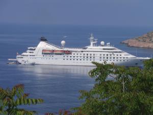 um grande navio de cruzeiro no oceano na água em Traditional apartment em Kalymnos