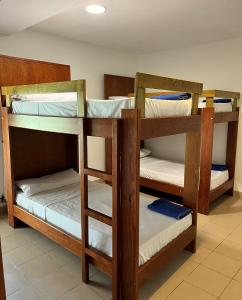 2 Etagenbetten befinden sich in einem Zimmer mit einer gedankenlosen, gedankenlosen, gedankenlosen, gedankenlosen, leidenschaftlichen in der Unterkunft Albergue Zaragoza Camping in Saragossa