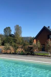 una casa y una piscina frente a una casa en Nova Drina, en Ljubovija