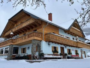 une maison avec un balcon sur le côté de celle-ci dans l'établissement Landhotel - Apartments Bauer, à Hintergöriach