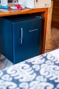 um frigorífico azul debaixo de um balcão numa cozinha em Pousada Estrela do Mar Noronha em Fernando de Noronha