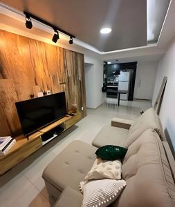 a living room with a couch and a flat screen tv at aconchegante apt de 1 dormitorio in Rio de Janeiro