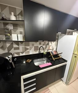 a kitchen with a sink and a black counter top at aconchegante apt de 1 dormitorio in Rio de Janeiro