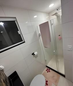 a bathroom with a toilet and a glass shower at aconchegante apt de 1 dormitorio in Rio de Janeiro