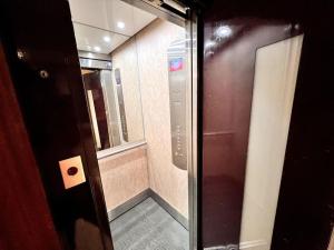 a small bathroom with a door and a window at Le P'tit Montreuillois - Appartement proche Paris in Montreuil +18 photos