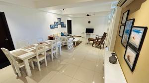 comedor y sala de estar con mesa y sillas en Apartment314 Oceanfront condos Nilaveli, en Trincomalee
