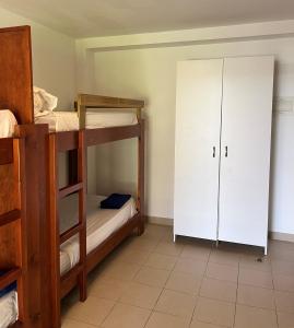Bunk bed o mga bunk bed sa kuwarto sa Albergue Zaragoza Camping