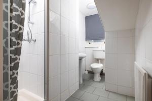 a bathroom with a shower and a toilet at Charmstay Swiss Cottage in London