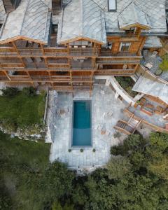 una vista aérea de una casa con piscina en LeCrans, en Crans-Montana