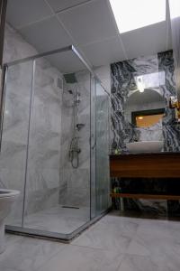 Et badeværelse på GRAND SALİZZE HOTEL