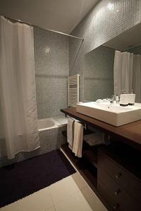 Koupelna v ubytování Wonderful Ponte De Lima Villa - 6 Bedrooms - Casa Alberto - Private Pool and Gym - North Portugal