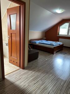 Habitación con 2 camas y puerta. en Zamagurský dom, en Červený Kláštor