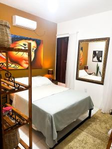 科魯里皮的住宿－Spa da Alma，卧室配有双层床,墙上挂有绘画作品