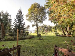 widok na park z drzewami i płotem w obiekcie The Secret Garden at Old Drynie House w mieście Inverness