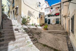um beco numa cidade velha com escadas de pedra em Studio in the heart of Alfama! Super Central! em Lisboa