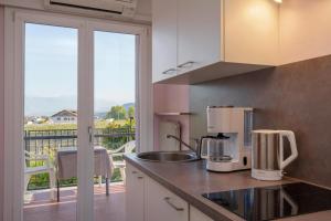 - une cuisine avec un comptoir, un évier et une fenêtre dans l'établissement Hotel Appartement Lahngut, à Nalles
