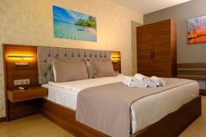 1 dormitorio con 1 cama grande y toallas. en GRAND SALİZZE HOTEL en Kestel