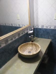 a bathroom with a sink and a mirror at Casa Rosa in Balneario Claromecó