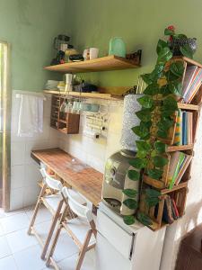 una cucina con bancone e tavolo con piano cottura di Spa da Alma a Coruripe