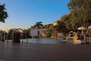 una piscina con parco acquatico con fontana di casa paola & pool a Vico Equense