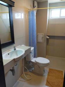 een badkamer met een wastafel, een toilet en een spiegel bij KOH CHANG LUXURY HOTEL in Ban Map Khangkhao
