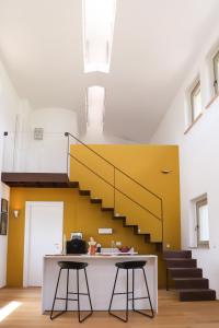 Pokój ze schodami i dwoma stołkami w obiekcie Villa l'Essiccatoio Deluxe Morcella w mieście Morcella