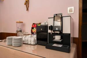 een koffiezetapparaat bovenop een aanrecht bij Hotel Appartement Lahngut in Nalles