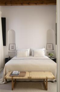 1 dormitorio con 1 cama grande y mesa de centro de madera en The Onsider - Luxury Apartment with 3 bedrooms and 2 private patios, en Barcelona