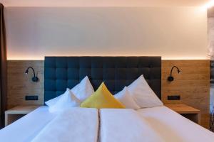 Letto o letti in una camera di Hotel Sonnblick