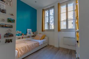 Habitación infantil con 1 cama y 2 ventanas en Le Miot - Duplex avec terrasse, en Ajaccio