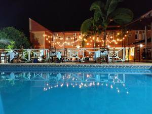 vista sulla piscina di notte di Hotel Amatista a Wanda