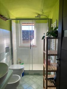 une salle de bains avec douche, toilettes et lavabo dans l'établissement Kiki's, à Castagnole Lanze 33 autres photos