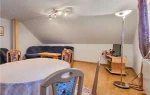 Et opholdsområde på Stunning Apartment In Goslar With Wifi