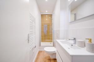 uma casa de banho branca com um WC e um lavatório em Lovely apartment Bordaux em Bordeaux