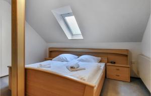 Katil atau katil-katil dalam bilik di Stunning Apartment In Goslar With Wifi +5 gambar