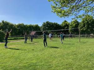 Eine Gruppe von Leuten, die Frisbee spielen. in der Unterkunft Camping de Peelweide in Grashoek