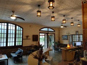uma grande sala com mesas, cadeiras e luzes em Hostal Los Pinares em Lloret de Mar