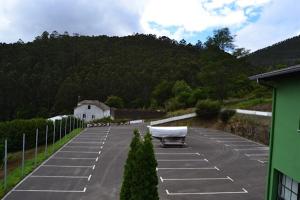 um parque de estacionamento vazio com um barco no meio em Apartamentos Rurales Casa Ron em Coaña