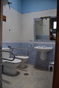 bagno con servizi igienici e lavandino di Apartamentos Rurales Casa Ron a Coaña