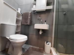 Un baño de CBS Accommodation