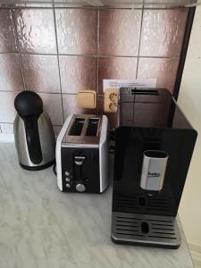 un comptoir avec une cafetière et un grille-pain dans l'établissement Apartmán U kostela, à Železná Ruda