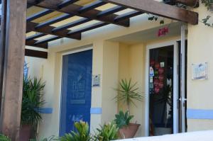 a house with a pergola and plants in front of it at Hotel Tikar in Garrucha