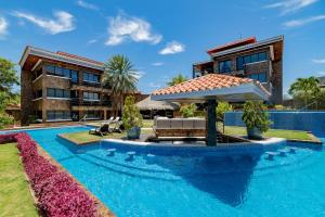 une image d'une villa avec une piscine dans l'établissement Vientos del Caribe Club & Hotel, à El Yaque