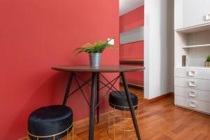ミラノにあるCasa da Suite Arcoの赤い壁の部屋