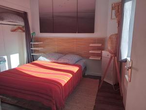 ein kleines Schlafzimmer mit einem Bett und einem Fenster in der Unterkunft Appartement calme, hyper centre. in Clermont-Ferrand