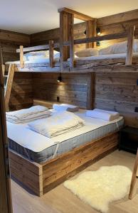 Zimmer mit 3 Etagenbetten in der Unterkunft Paradis Perdu SKI IN & QUIET chalet 14 personnes in Les Collons