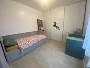 ein Schlafzimmer mit einem Bett und einer Wand mit einem Pferd drauf in der Unterkunft Maison 4 CHAMBRES St Pierre du Perray, France in Saint-Pierre-du-Perray + 1 Foto